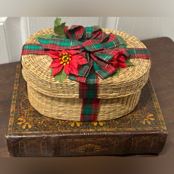 Vintage Woven Christmas Gift Box Basket With Lid Oval Red 6x5” Ribbon - Picture 4 of 10